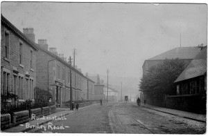 Pic25-Burnley-Road-early-1900s.-View-to-Alexandria-Street-(far-left),-Holme-Bleachworks-and-church-entrance(both-on-right)